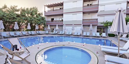 Poolområde på Hotel Summer Dream på Kreta, Grækenland.