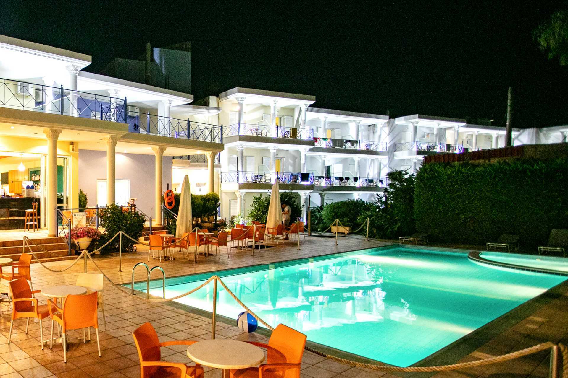 Poolen på Hotel Paradise Ammoudia i Grækenland.