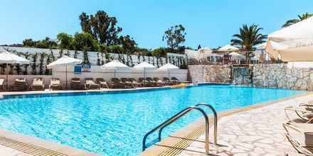 Poolområde på hotel Sunrise Garden i Fig Tree Bay, Cypern.