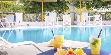 Poolområde på Hotel Sunshine i Kamari på Santorini