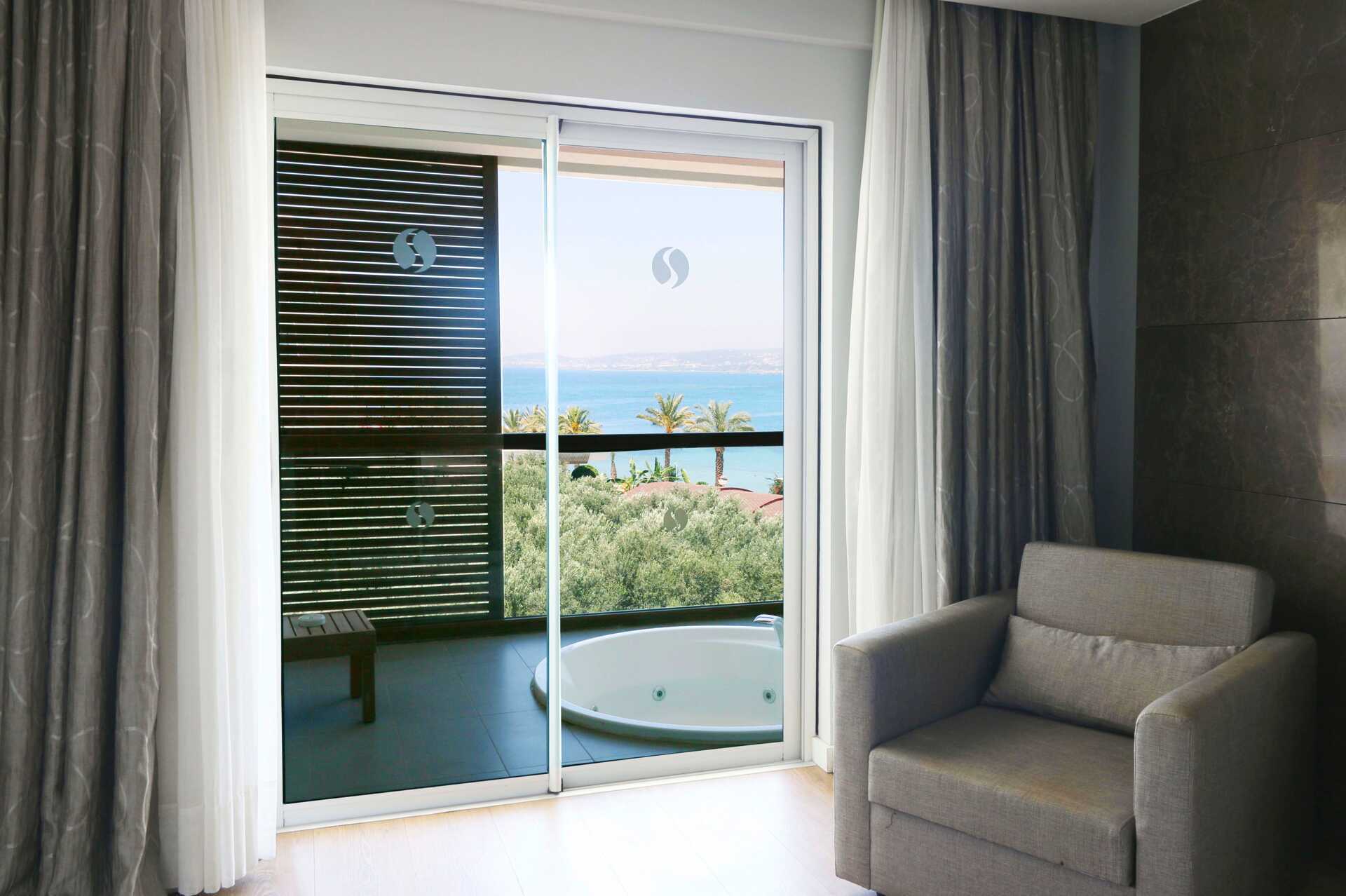 Superior-værelse med balkon på hotel Apollo Mondo Family Gold Island i Alanya, Tyrkiet.