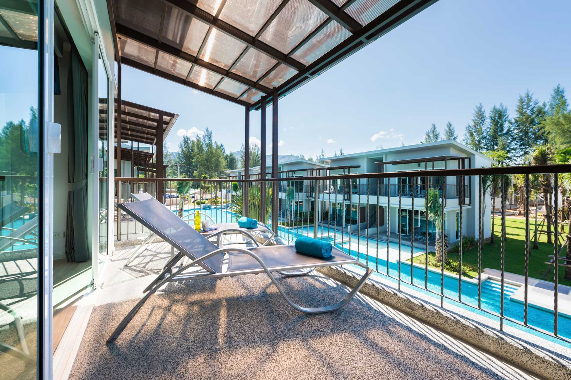 Superior-værelse med balkon på Hotel The Waters Khao Lak by Katathani, Thailand.