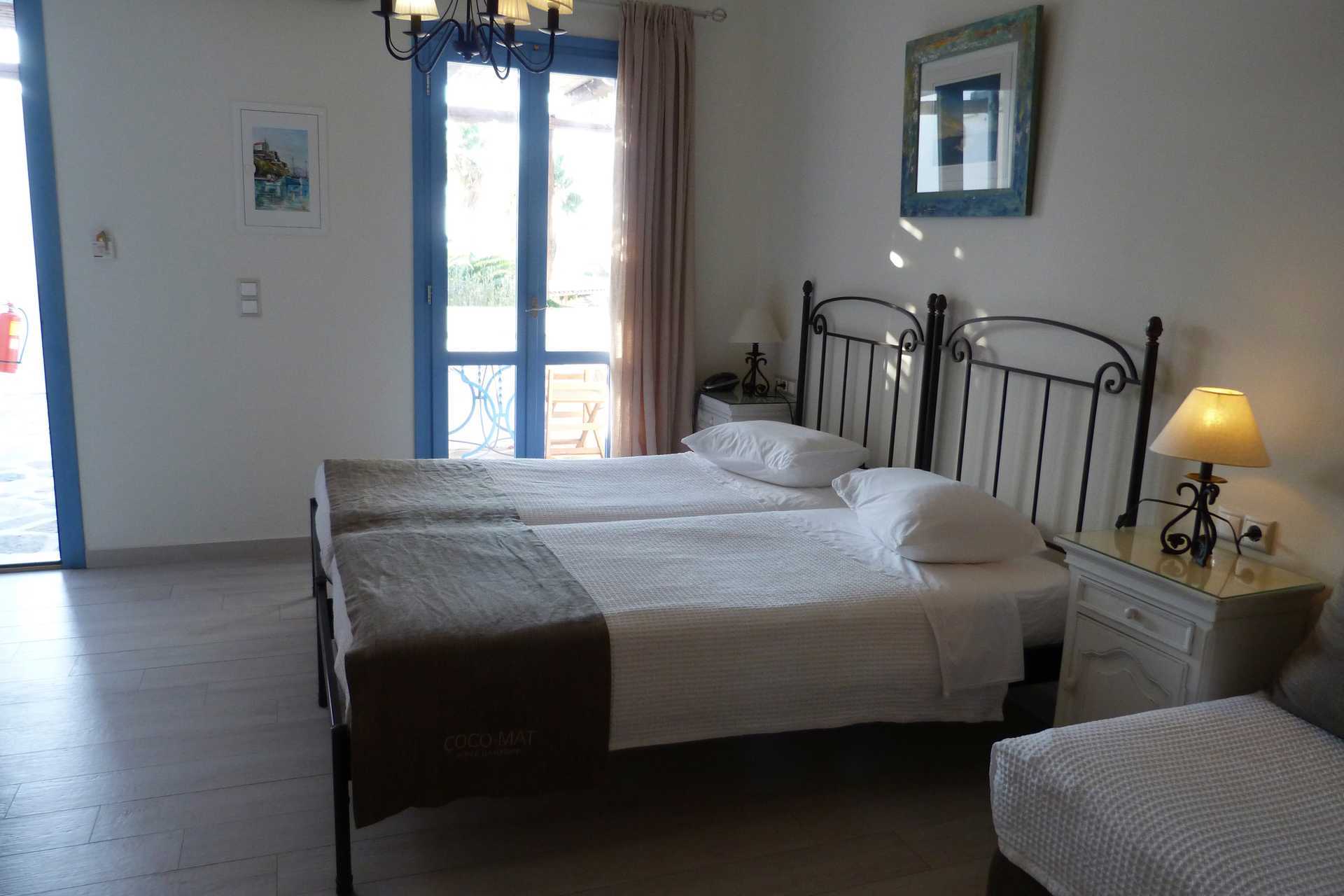 Superior-værelse på Hotel Alkyoni Beach i Naxos by, Grækenland.