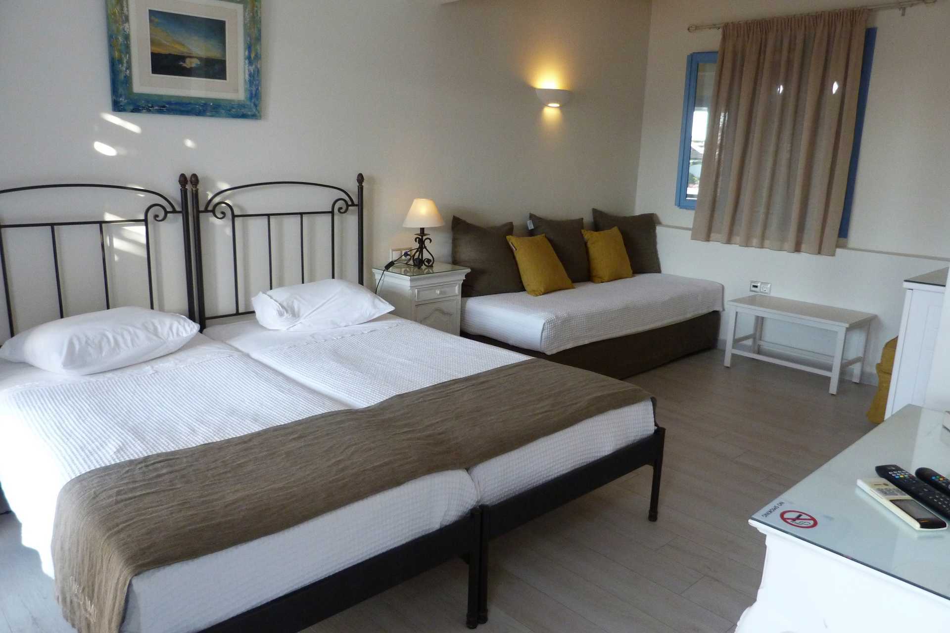 Superior-værelse på Hotel Alkyoni Beach i Naxos by, Grækenland.