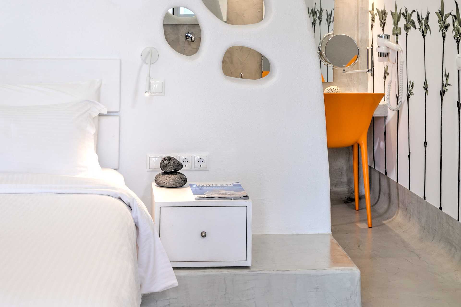 Superior-værelse på hotel Kouros Village i Perissa på Santorini, Grækenland.