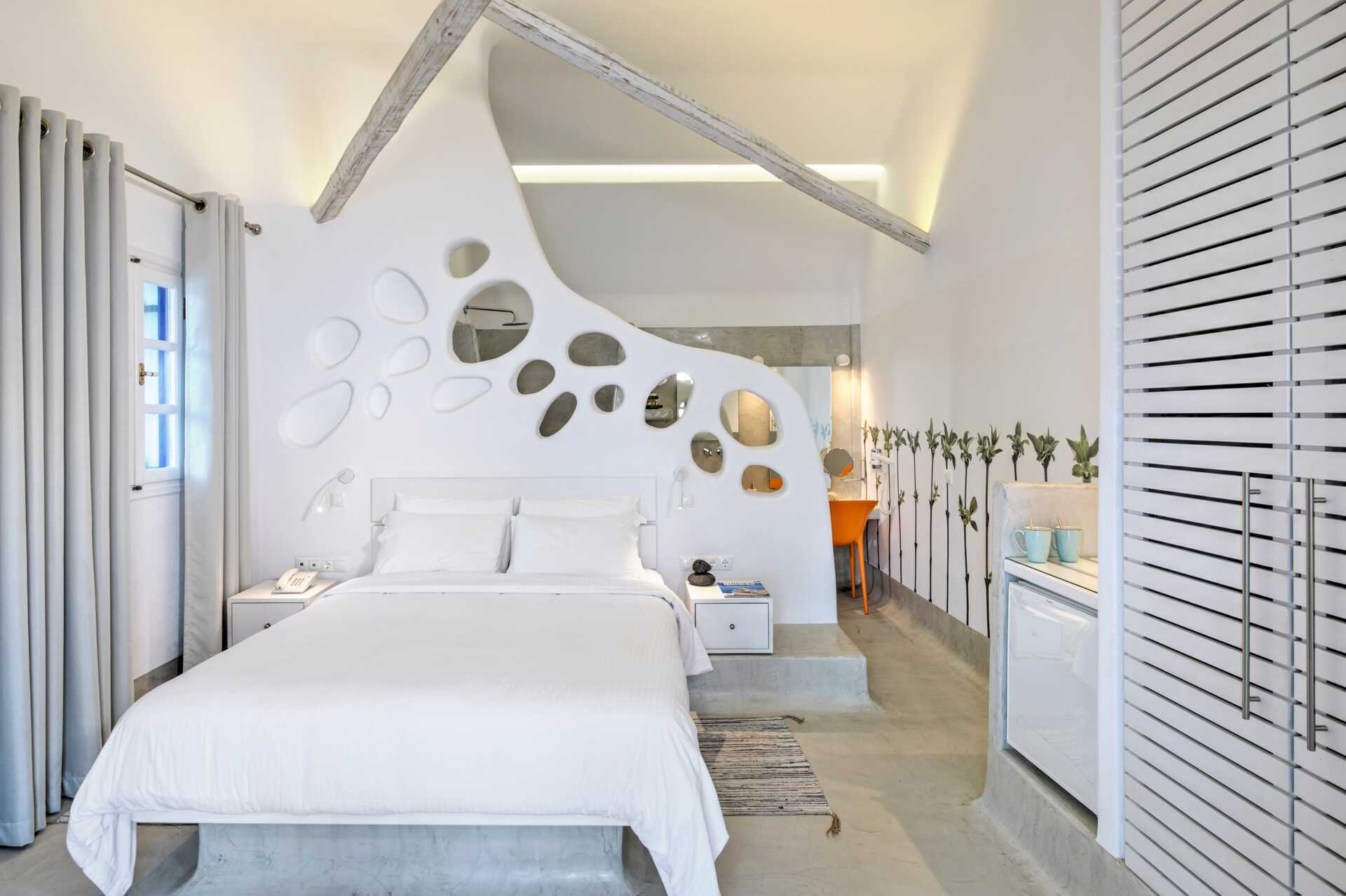 Superior-værelse på hotel Kouros Village i Perissa på Santorini, Grækenland.