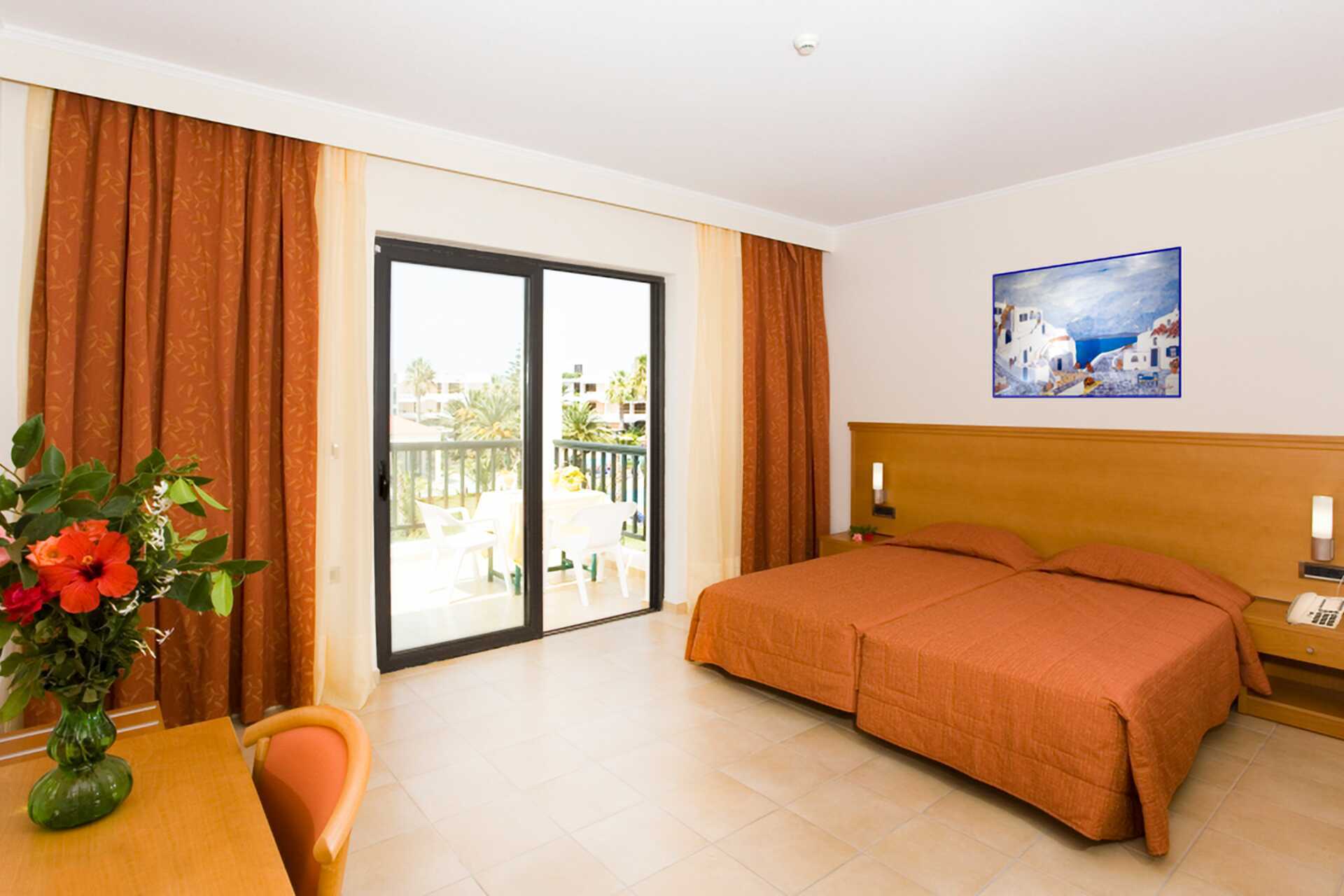 Superior-værelse på hotel Tigaki Beach i Kos, Grækenland.