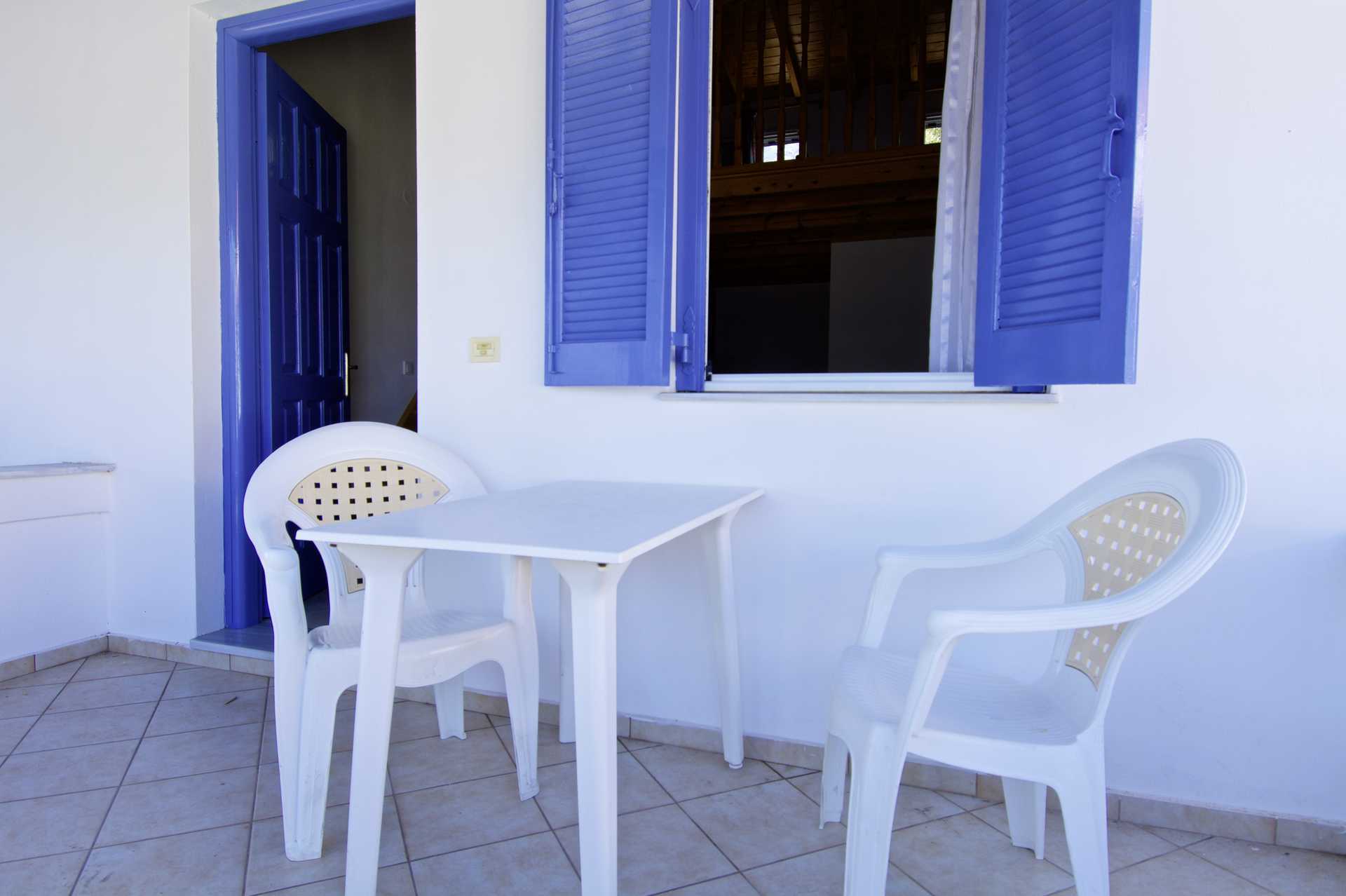 Terrasse på lejlighedshotel Aspres i Votsalakia, Samos.