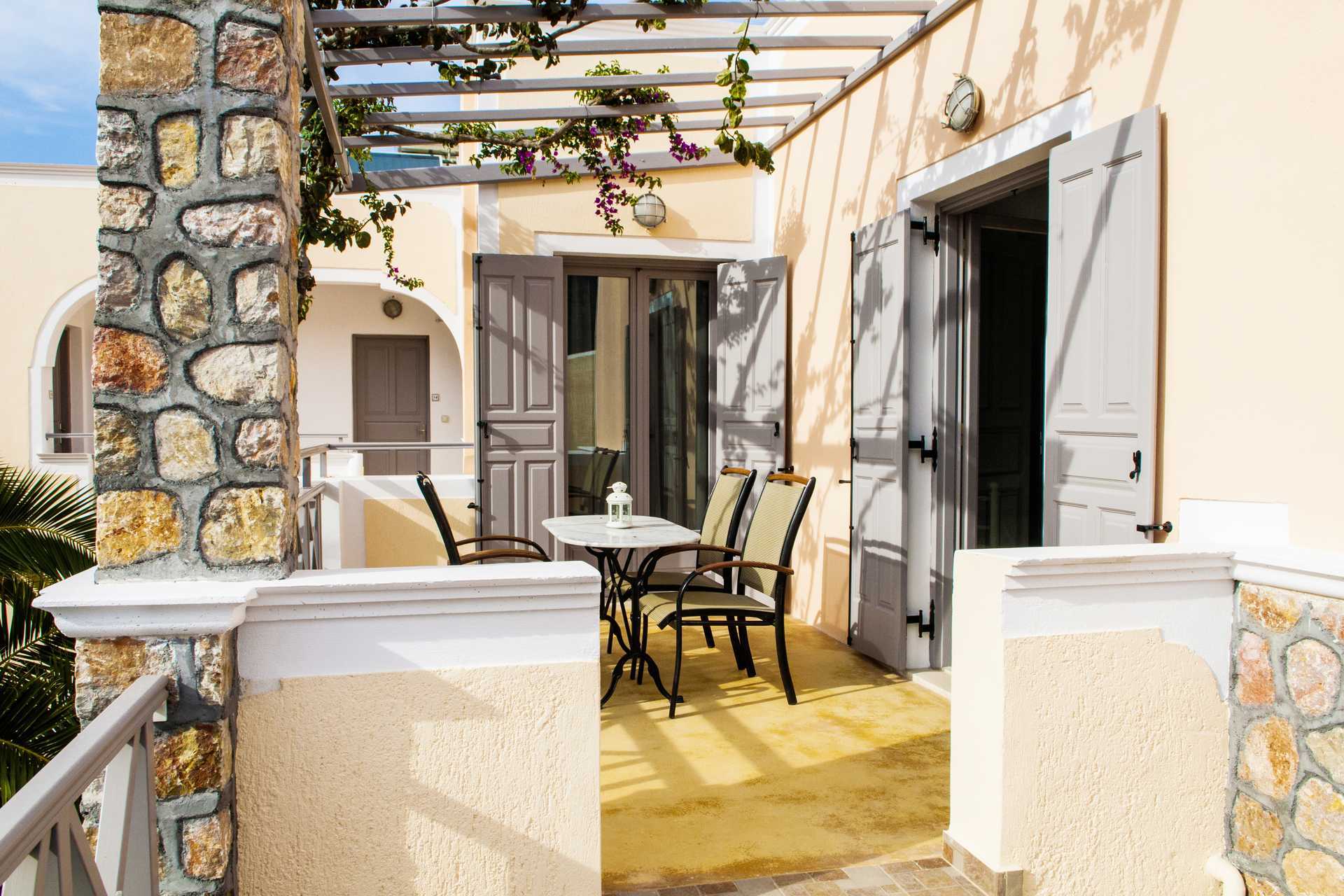 Terrasse til renoveret 2-værelses lejlighed på hotel Polydefkis i Kamari, Santorini, Grækenland.