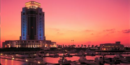 Ritz-Carlton Doha i Doha, Qatar om aftenen.
