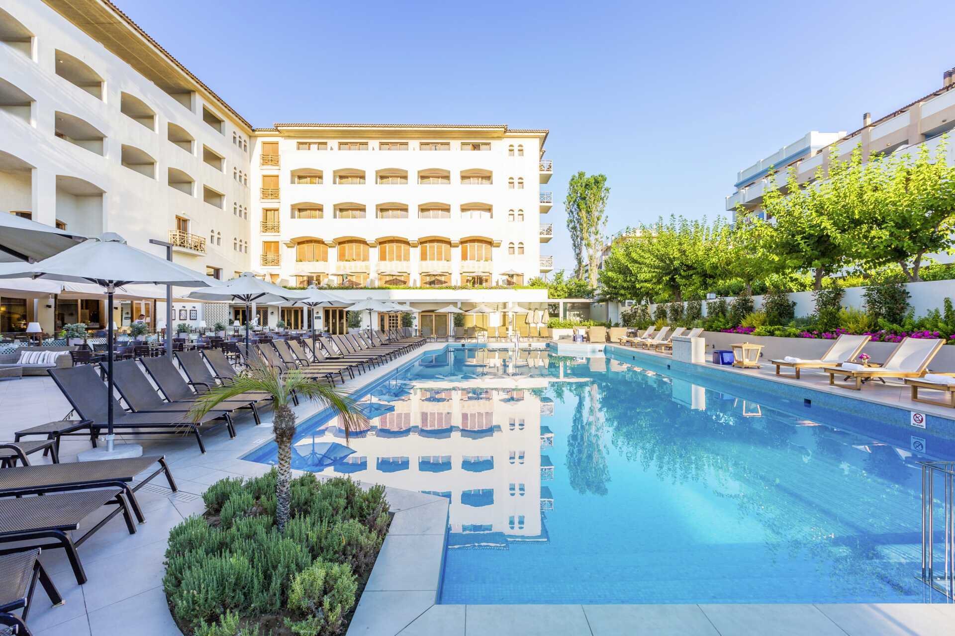Pool ved hovedbygningen på hotel Theartemis Palace på Kreta, Grækenland.