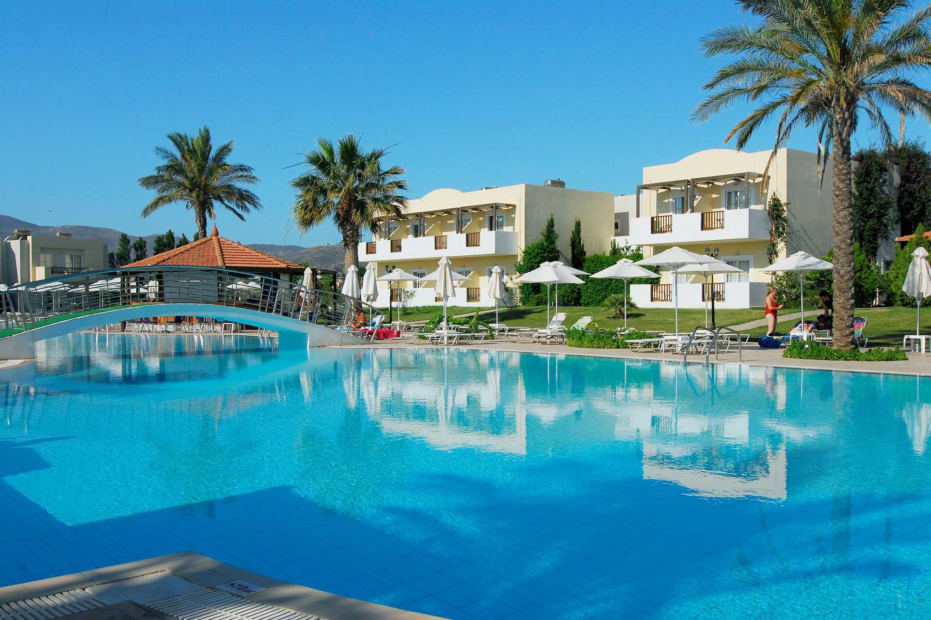 Poolområdet på hotel Tigaki Beach på Kos, Grækenland.