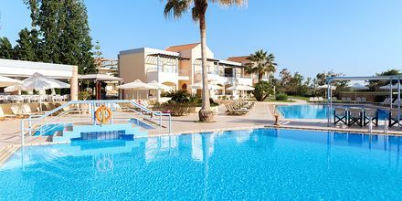 Poolområdet ved hotel Triton på Kreta, Grækenland.