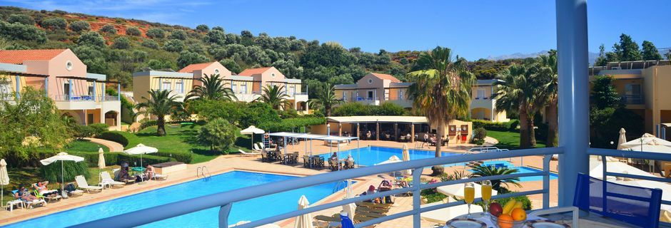 Poolområdet ved hotel Triton på Kreta, Grækenland.