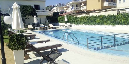 Poolområde på Hotel Tropicana på Kreta, Grækenland.
