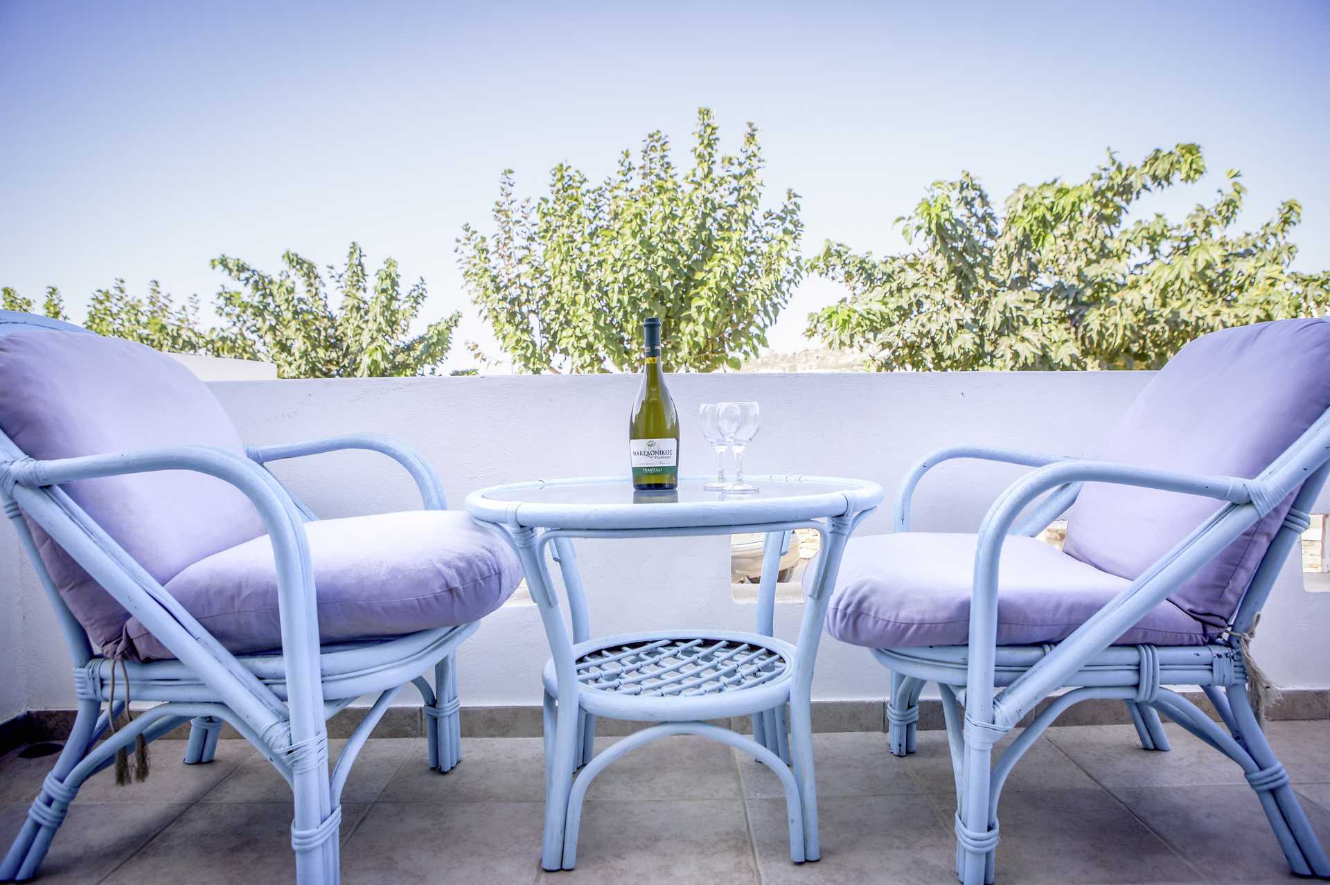 Udeplads på et dobbeltværelse på Hotel Plaza Beach i Agia Anna, Grækenland.