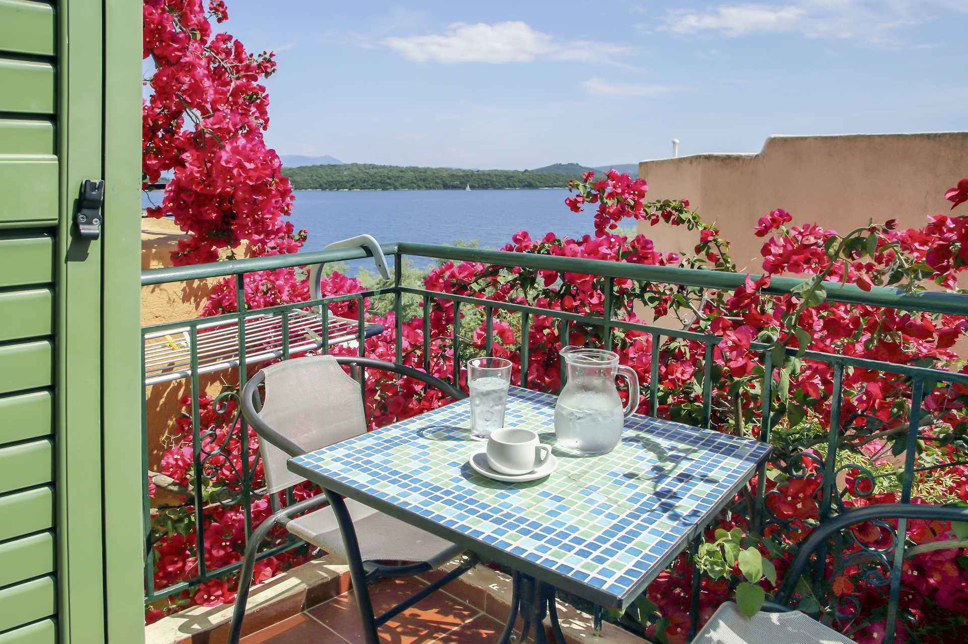 Udeplads til 2-værelses lejlighed på etage.