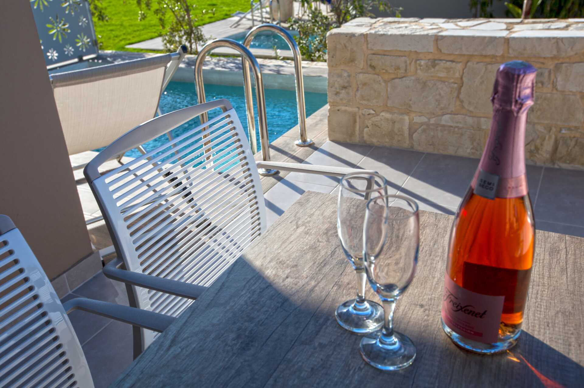 Udepldsen på 2-værelses lejligheder i etage med privat pool på Stellina Village Resort, Kreta.