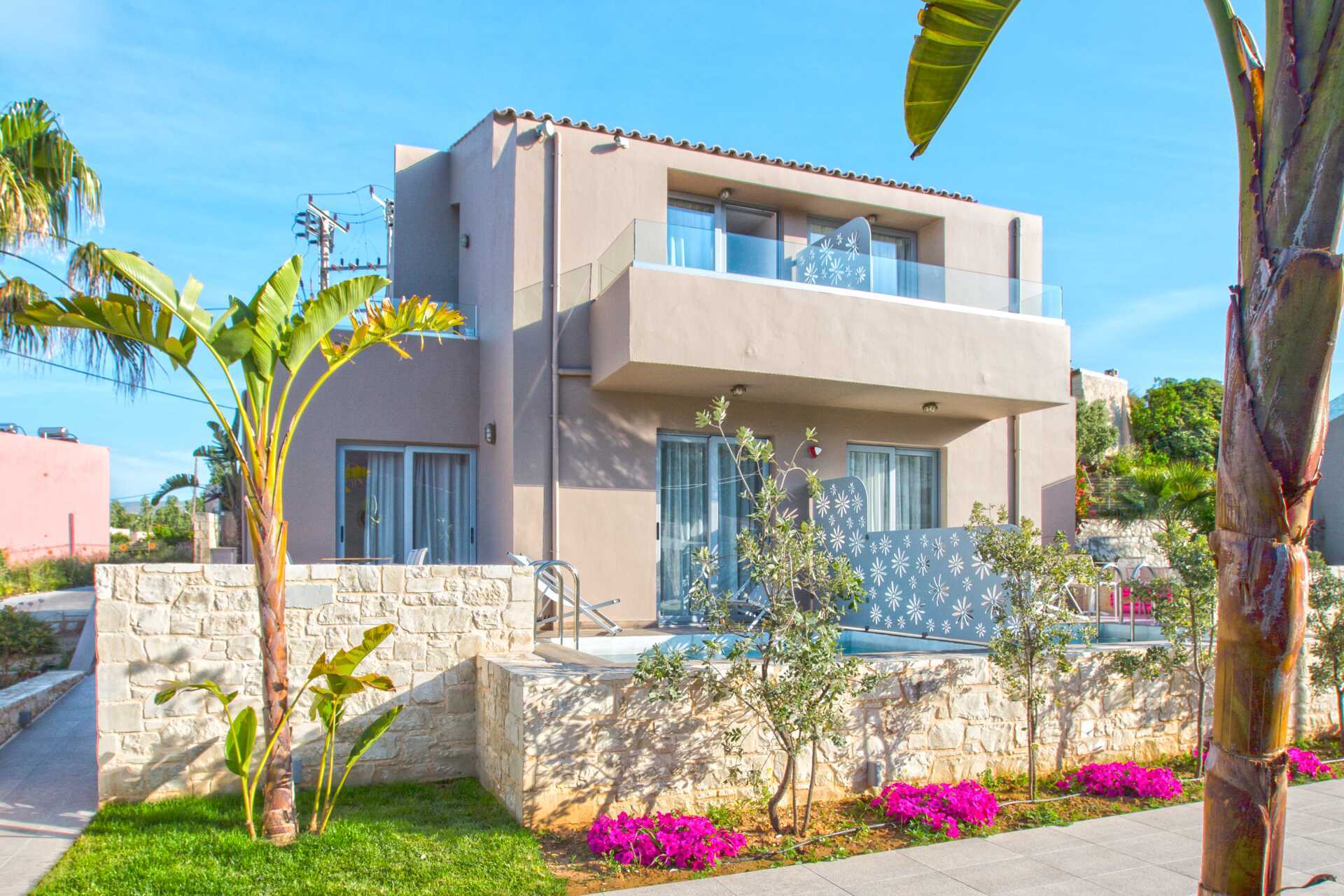 Udepldsen på 2-værelses lejligheder i etage med privat pool på Stellina Village Resort, Kreta.