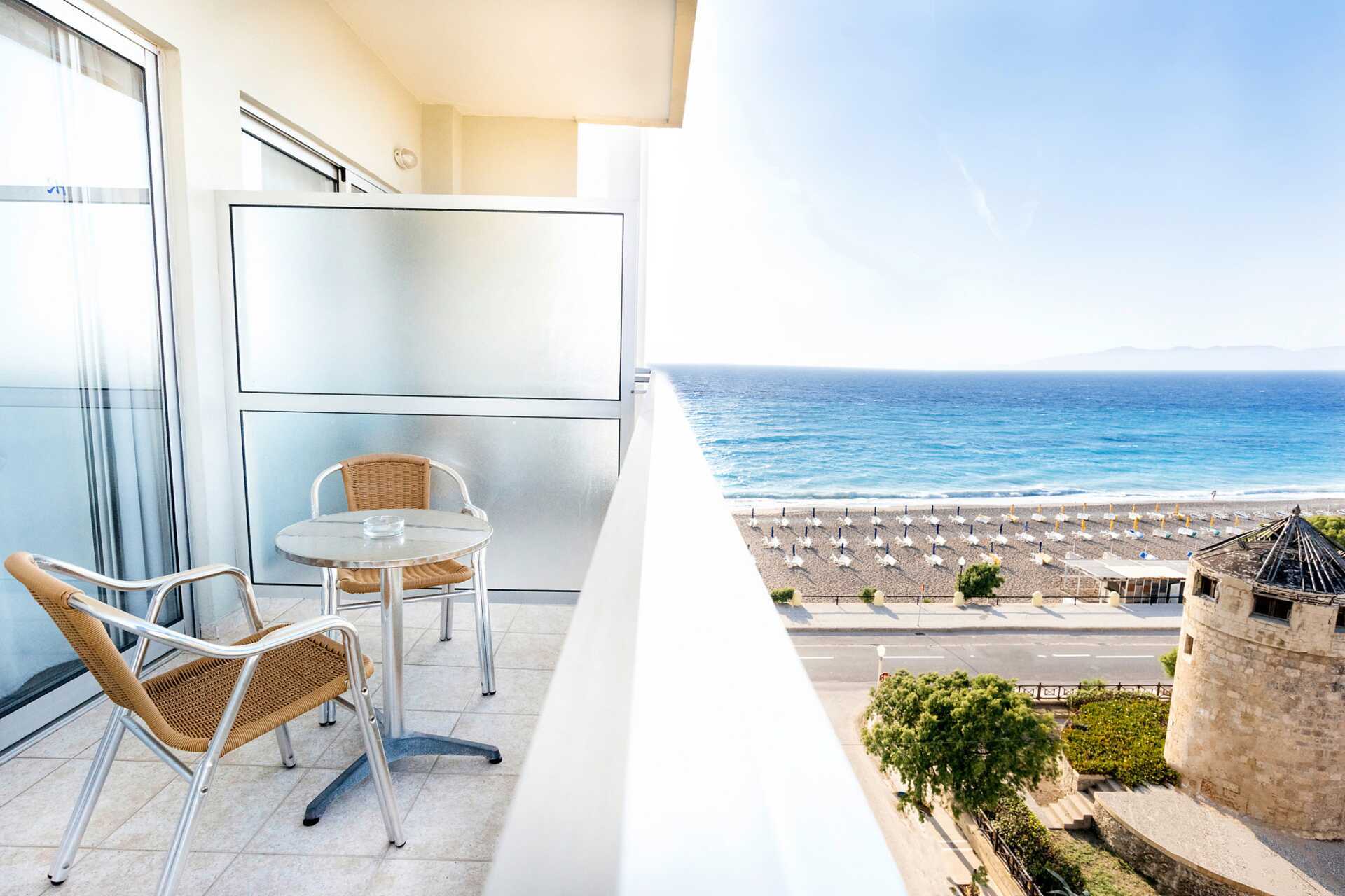 Udsigt fra dobbelt-/enkeltværelse på Hotel Riviera på Rhodos, Grækenland.
