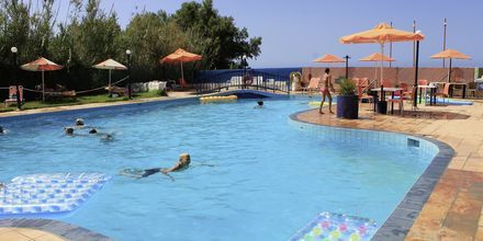 Poolområde på Hotel Varvara's Diamond på Kreta, Grækenland.