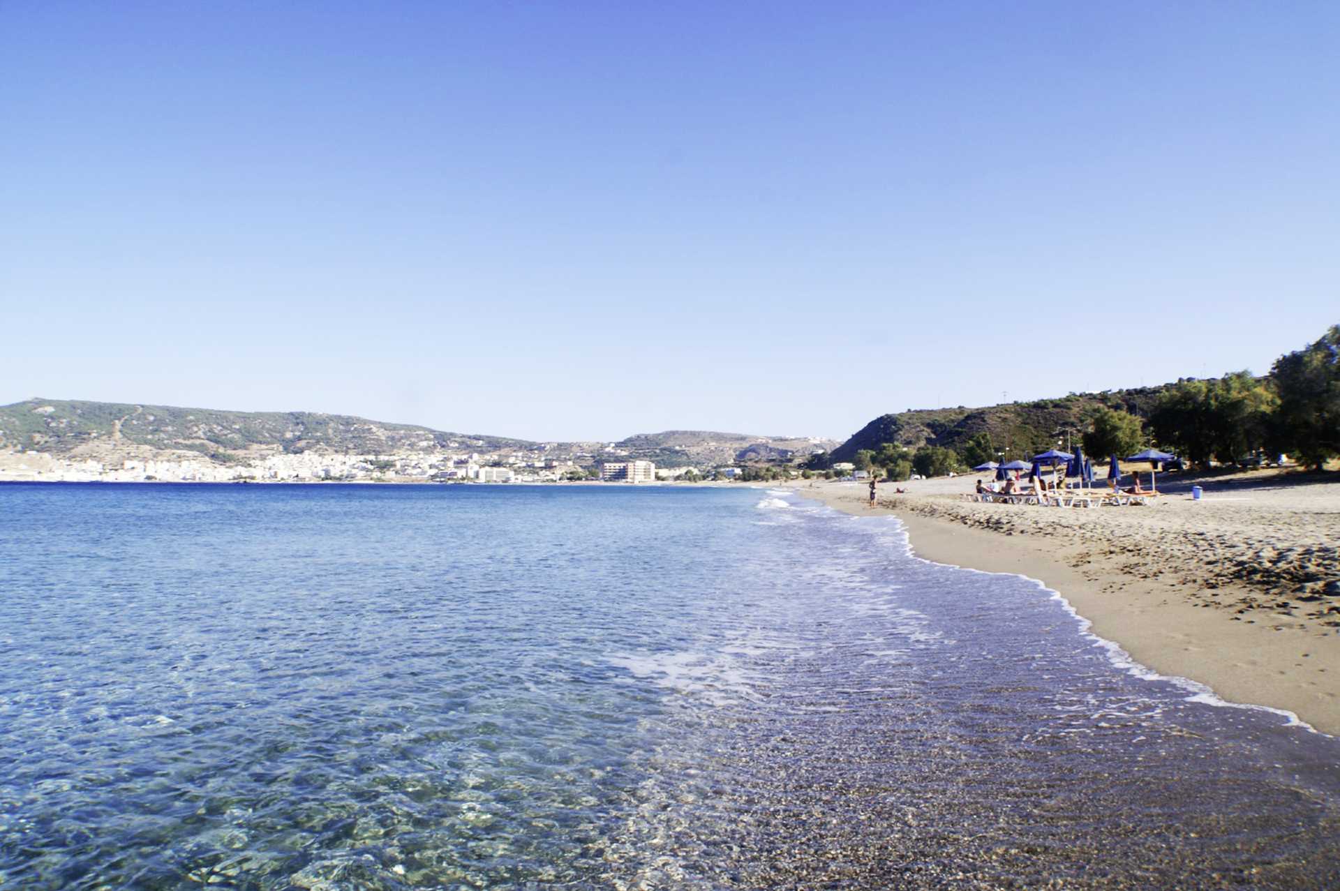 Stranden ved hotel Venezia i Karpathos by, Grækenland.