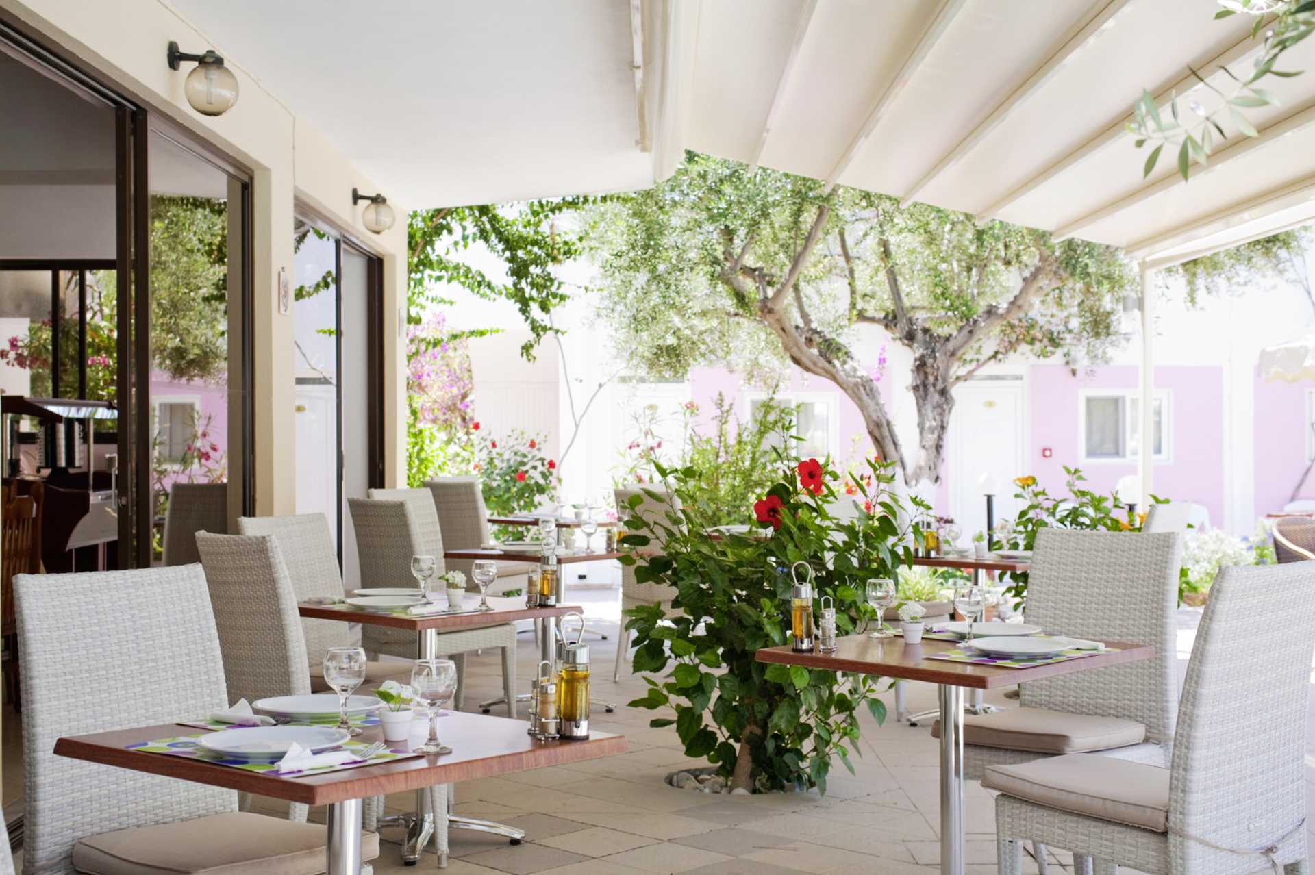 Restaurant på hotel Venezia i Karpathos by, Grækenland.
