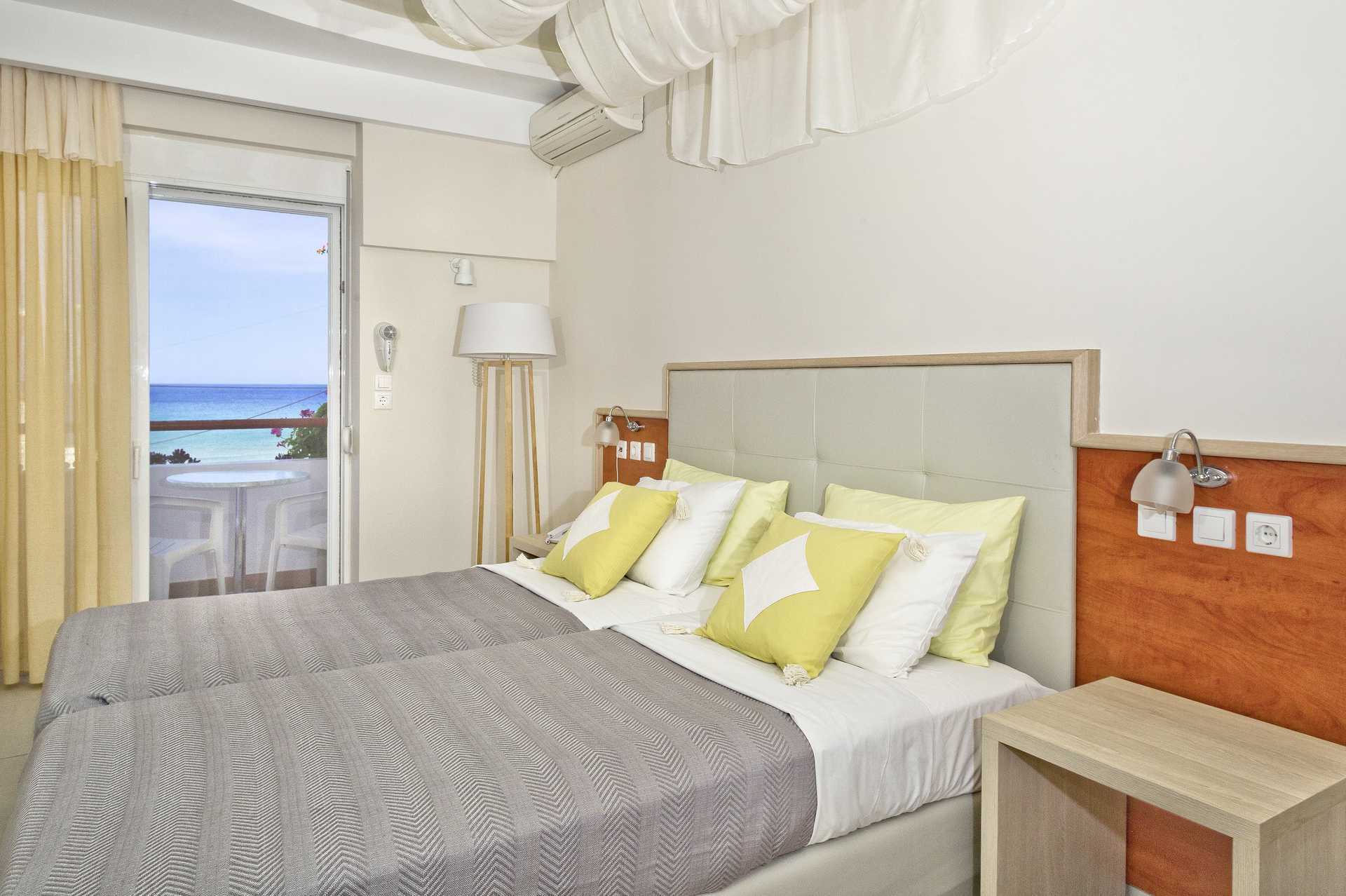 Dobbeltværelser på hotel Venezia i Karpathos by, Grækenland.