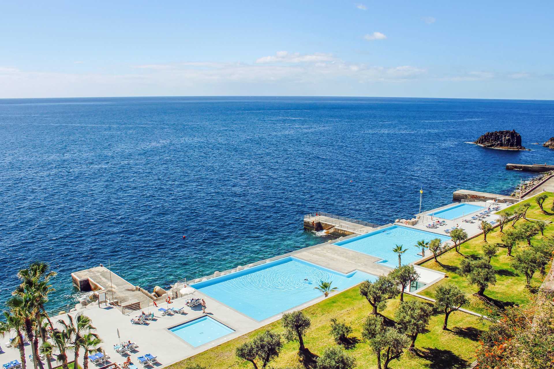 Poolområde på VIDAMAR Resorts Madeira, Portugal.