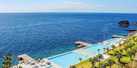Poolområde på VIDAMAR Resorts Madeira på Madeira, Portugal.