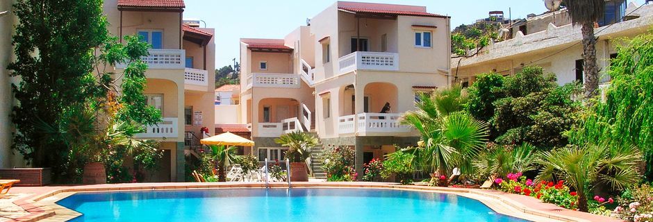 Poolområde på Villa Dora i Platanias på Kreta, Grækenland.
