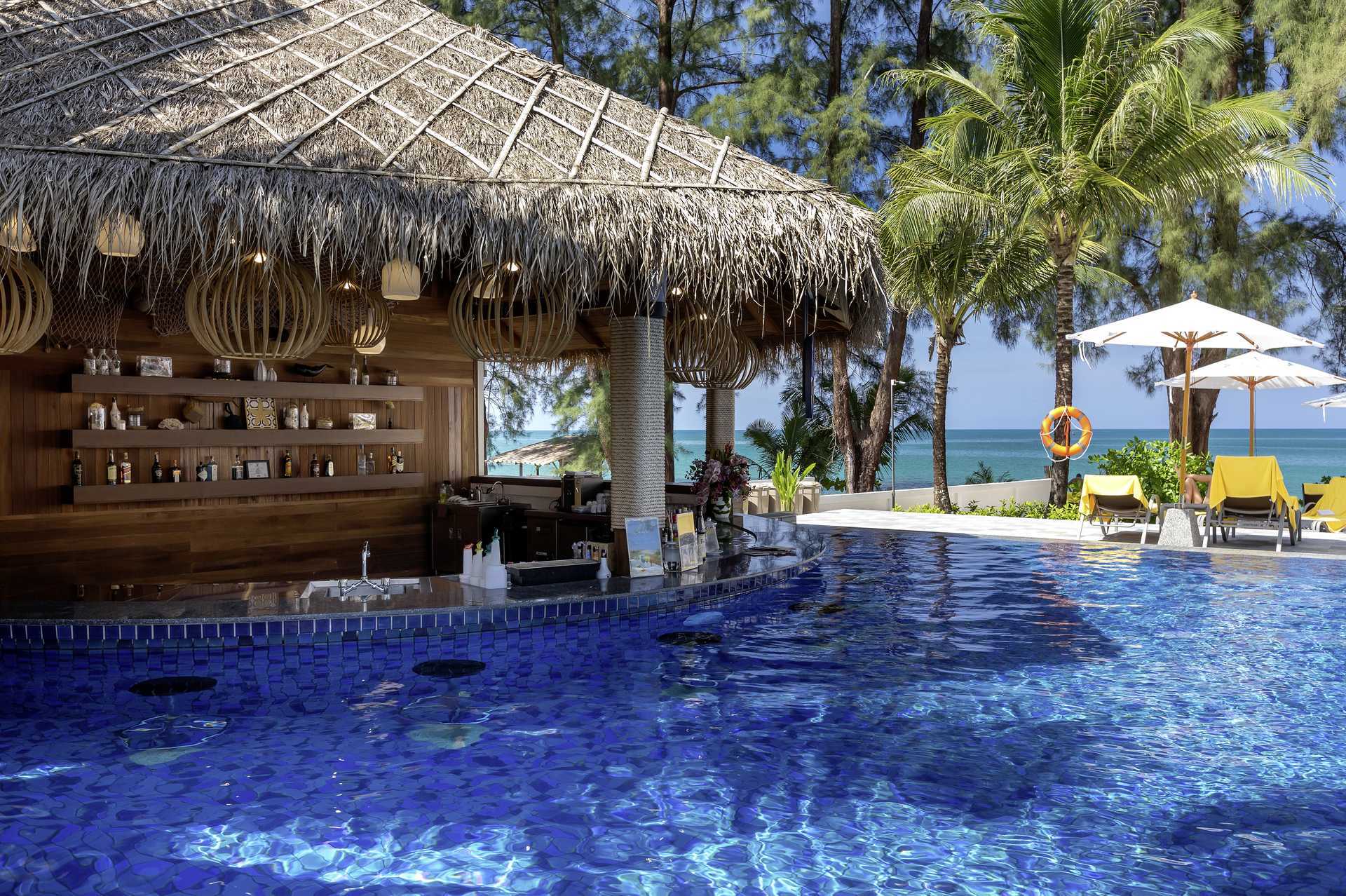 Poolbaren på hotel X10 Khao Lak, Thailand.